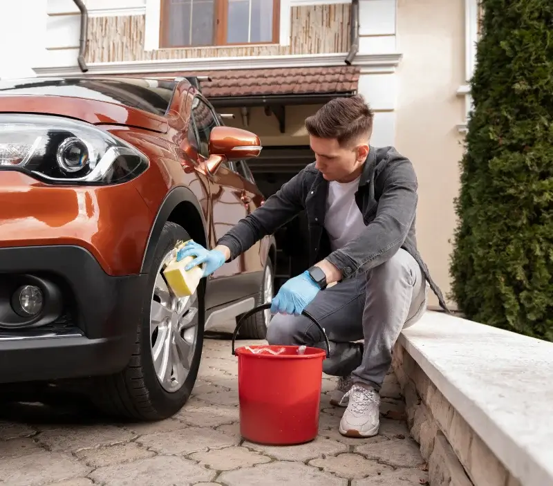 Lavage auto à domicile Locmariaquer : professionnel intervenant sur un véhicule